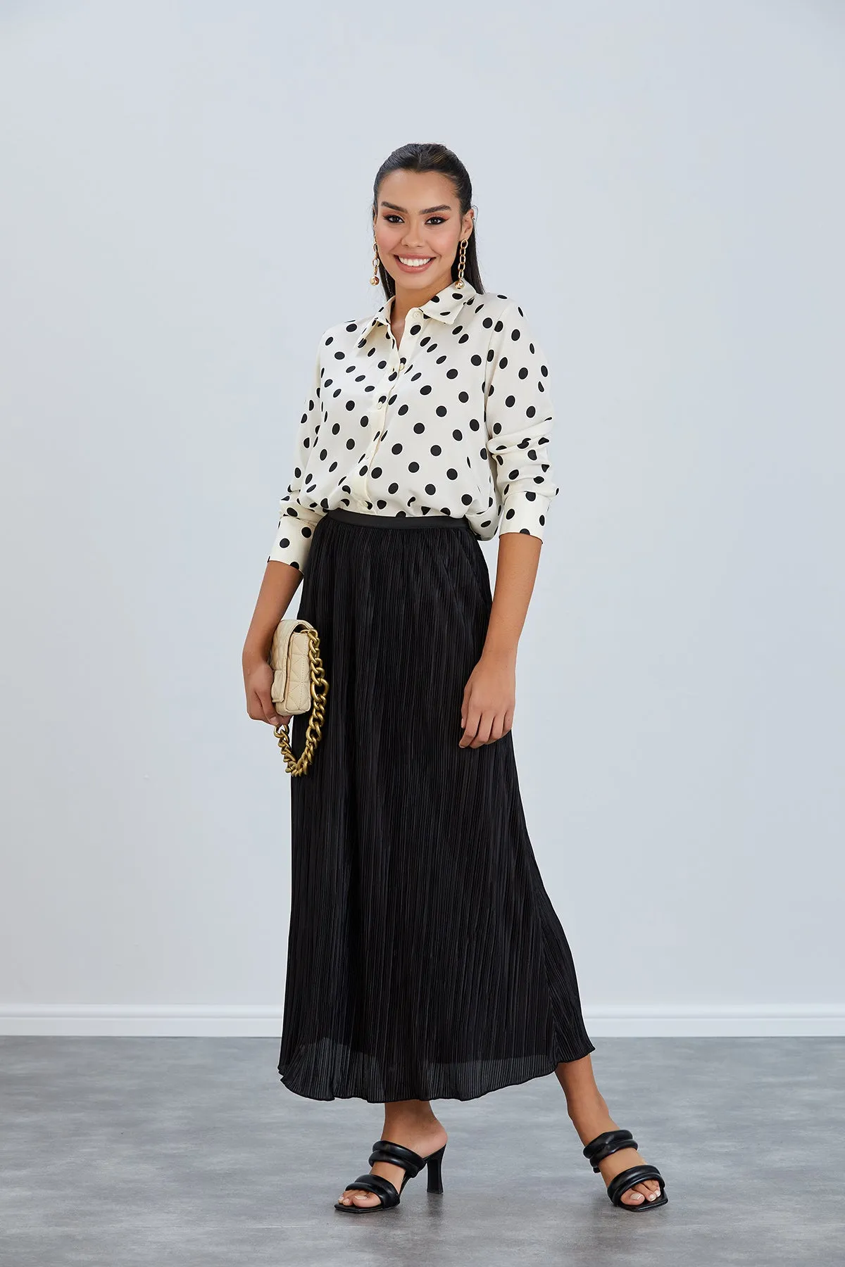 Classic Pleated Midi Skirt in Black